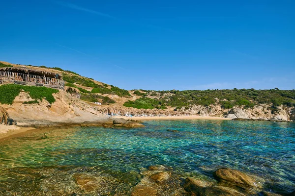 Prachtig strand en rotsachtige kustlijn landschap in Griekenland — Stockfoto