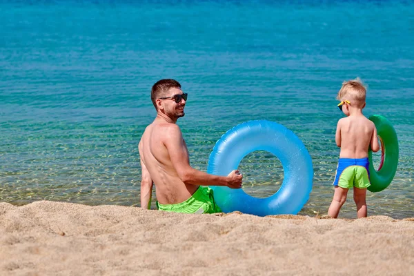 Enfant garçon sur la plage avec son père — Photo