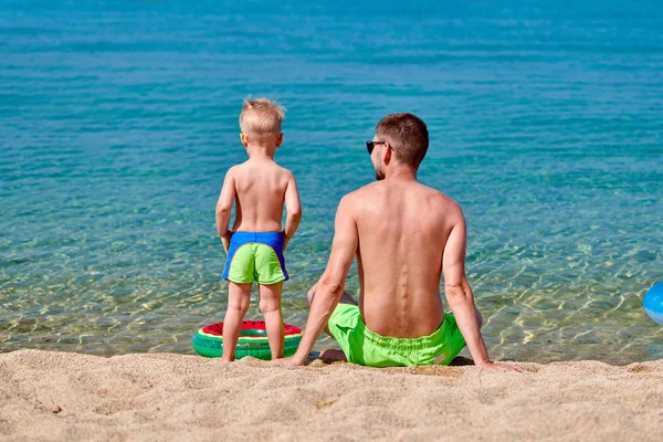 Маленький мальчик на пляже с отцом — стоковое фото
