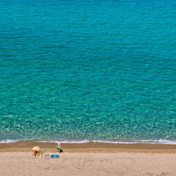 Enfant garçon sur la plage avec sa mère — Photo