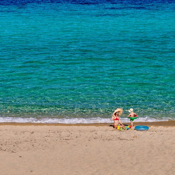 Toddler pojke på stranden med mamma — Stockfoto