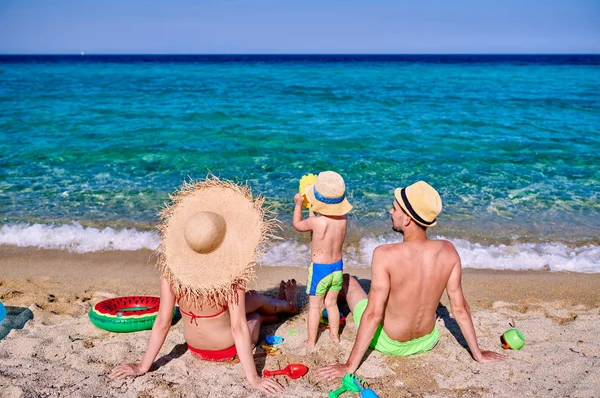 Famiglia sulla spiaggia in Grecia — Foto Stock