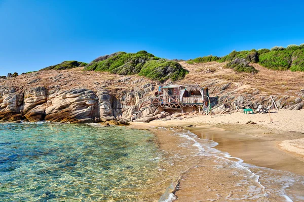 Stranden med stuga i Sithonia, Grekland — Stockfoto