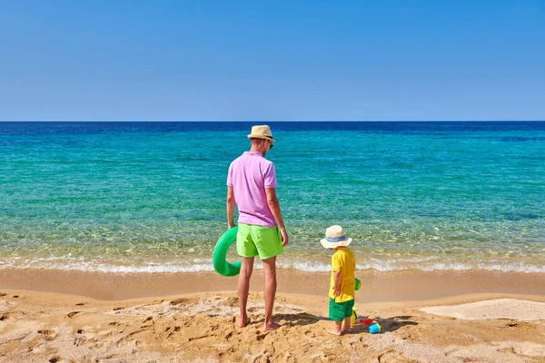 Toddler chłopiec na plaży z ojcem — Zdjęcie stockowe