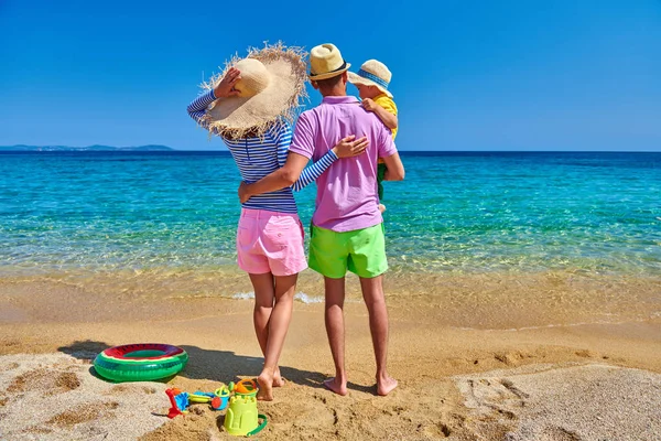 Familia en la playa en Grecia. Vacaciones de verano . — Foto de Stock