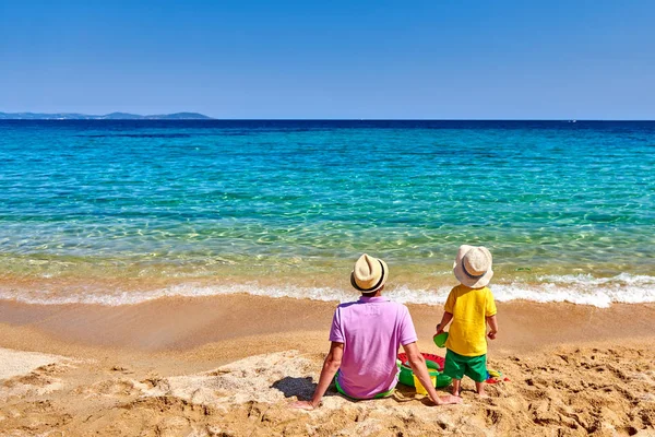 Toddler pojke på stranden med far — Stockfoto