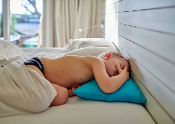 Хлопчик Тоддлер спить на синій подушці — стокове фото