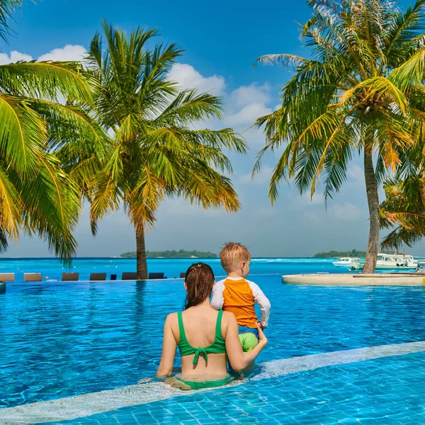 Bambino ragazzo in piscina resort con madre — Foto Stock