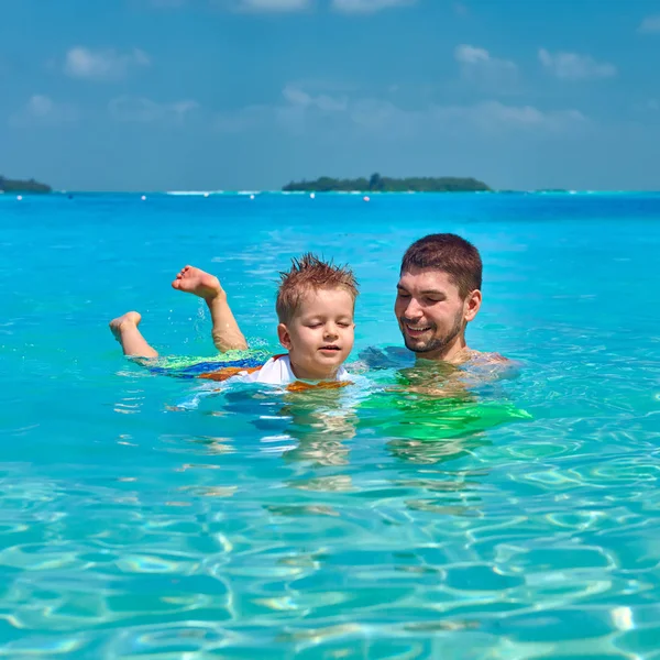 Niño pequeño aprende a nadar con el padre —  Fotos de Stock