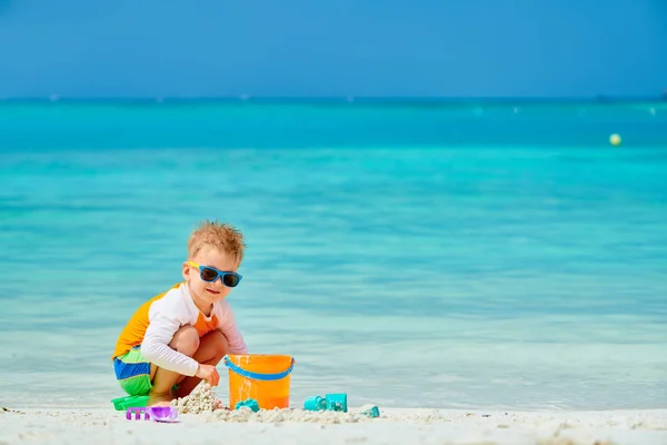 Three year old toddler playing on beach — Stock Photo, Image