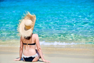 Plajda bikinili bir kadın