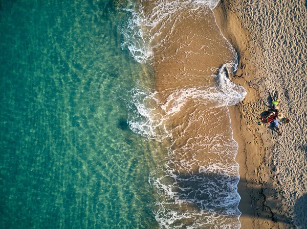 美丽的海滩与家庭最高的景色拍摄 — 图库照片