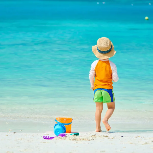 Three year old toddler playing on beach — Stock Photo, Image