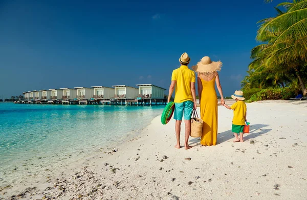 Familie mit dreijährigem Jungen am Strand — Stockfoto