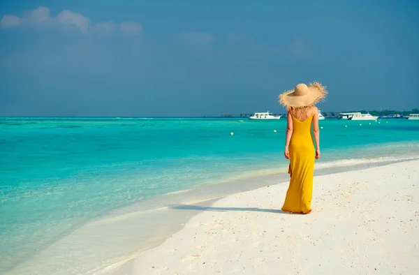 Frau in Kleid spaziert am tropischen Strand — Stockfoto