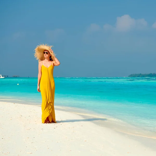 Женщина в платье прогулка по тропическому пляжу — стоковое фото
