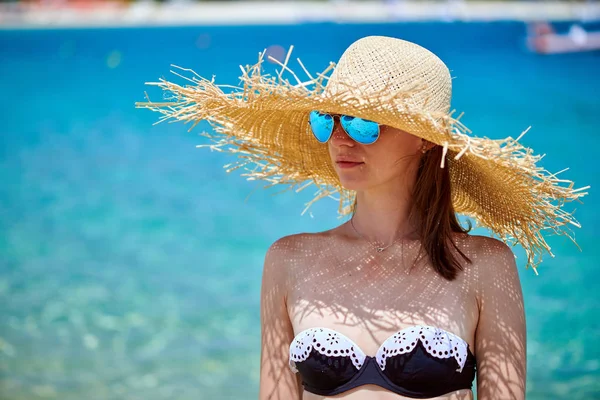 Woman in bikini on beach — Stock Photo, Image