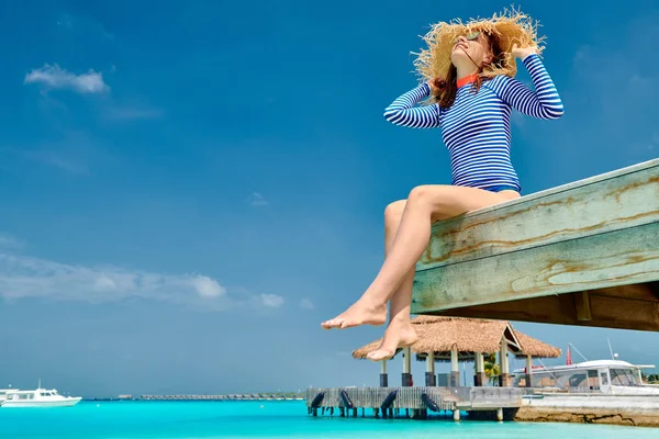 Жінка сидить на пляжі дрібна — стокове фото