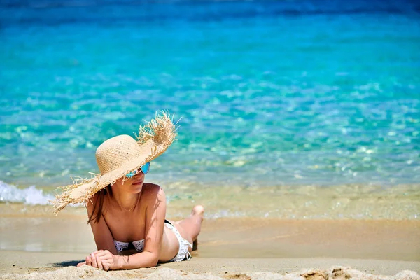 Femme en bikini sur la plage — Photo