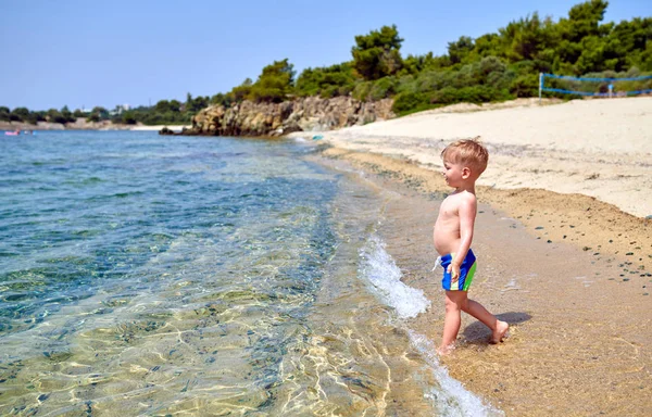 Niño en la playa — Foto de Stock