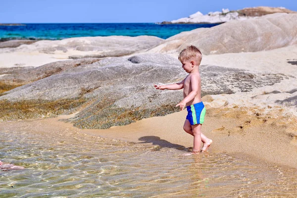 Toddler chłopiec na plaży — Zdjęcie stockowe