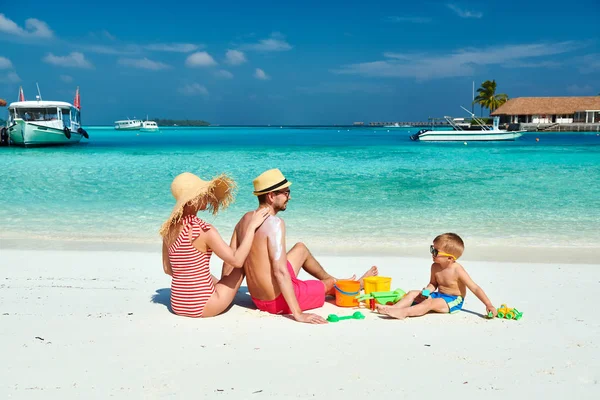 Familj med treårig pojke på stranden — Stockfoto