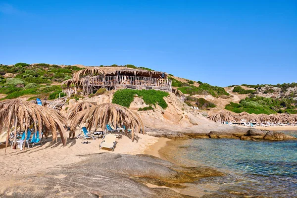 Vacker strand och klippiga kusten landskap i Grekland — Stockfoto