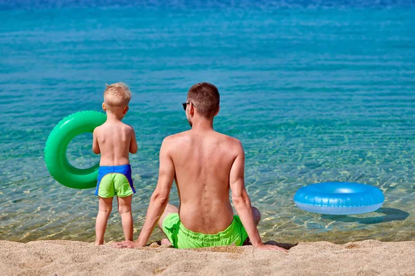 Niño en la playa con padre —  Fotos de Stock