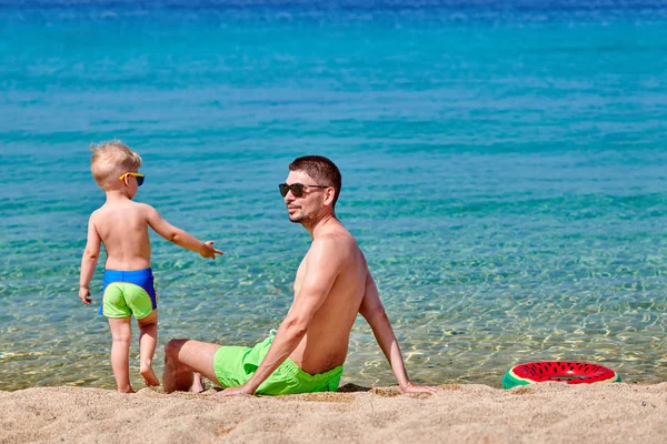 Хлопчик Тоддлер на пляжі з батьком — стокове фото