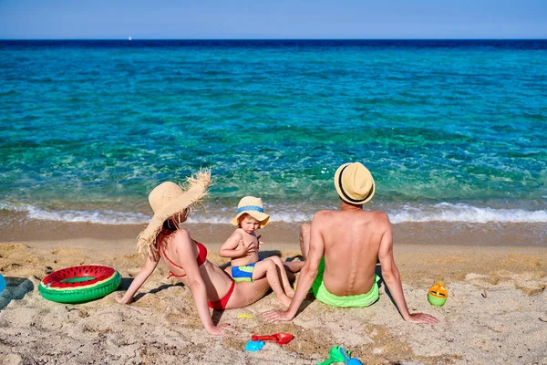 ギリシャのビーチで家族 — ストック写真