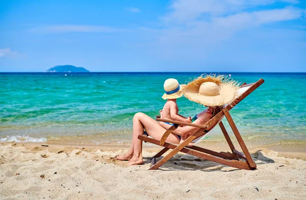 Peuter jongen op strand met moeder — Stockfoto