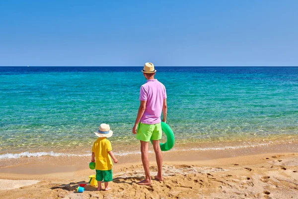 Niño en la playa con padre —  Fotos de Stock