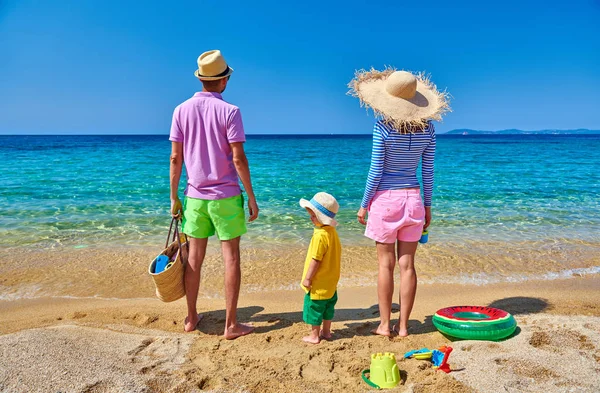 Familie am Strand in Griechenland. Sommerferien. — Stockfoto