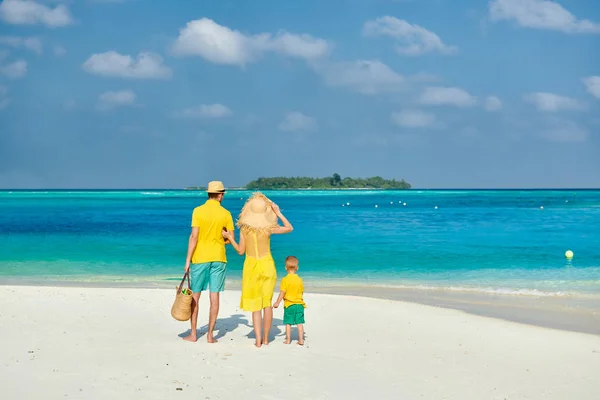 Família com menino de três anos na praia — Fotografia de Stock