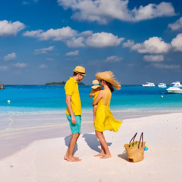 Famiglia con bambino di tre anni sulla spiaggia — Foto Stock