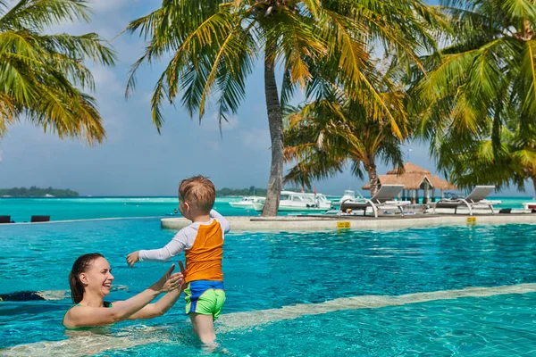 Kleinkind mit Mutter im Schwimmbad — Stockfoto