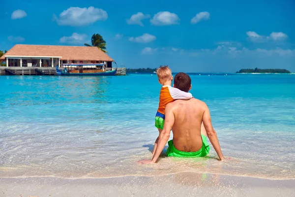 Niño en la playa con padre — Foto de Stock