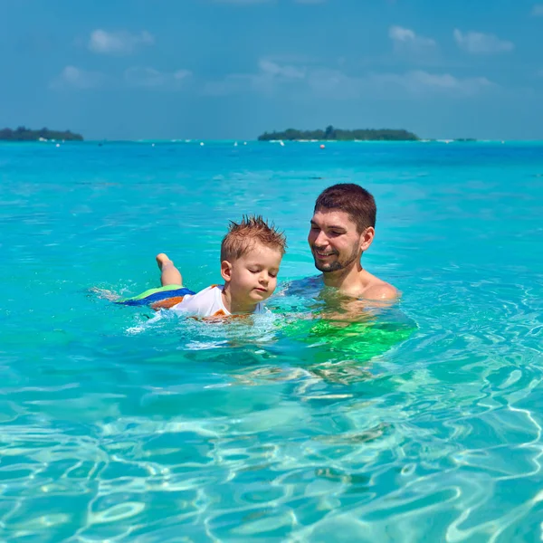 Kleinkind lernt mit Vater schwimmen — Stockfoto