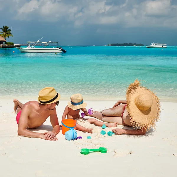 Familj med treårig pojke på stranden — Stockfoto