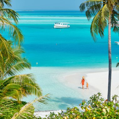 Yürümeye başlayan çocuk annesi ile sahilde