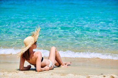 Plajda bikinili bir kadın