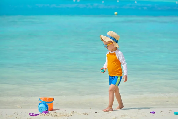 Tre år gammal småbarn leker på stranden — Stockfoto