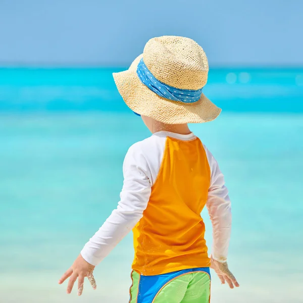 Menino de três anos na praia — Fotografia de Stock