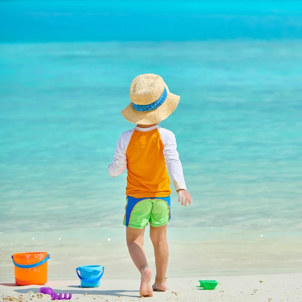 ビーチで遊んでいる3歳の幼児 — ストック写真