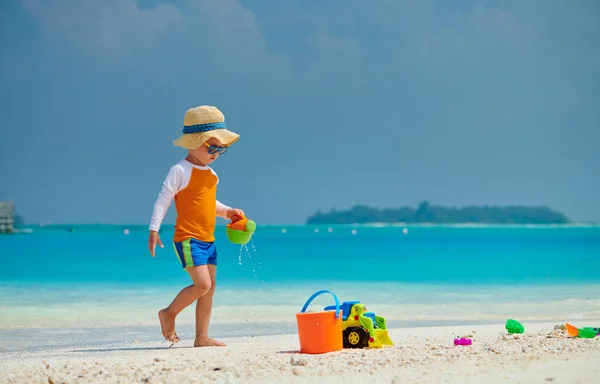 Niño de tres años jugando en la playa — Foto de Stock