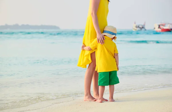 Peuter jongen op strand met moeder — Stockfoto