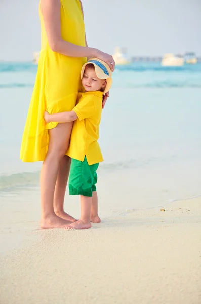 Menino na praia com a mãe — Fotografia de Stock