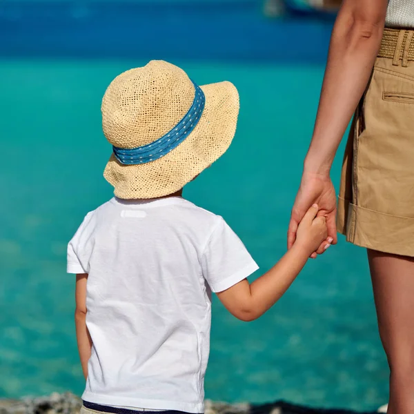 Yürümeye başlayan çocuk annesi ile sahilde — Stok fotoğraf