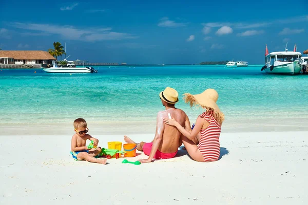 Rodina s tříletým chlapcem na pláži — Stock fotografie