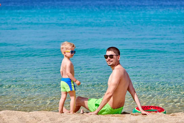 父とビーチで幼児の少年 — ストック写真